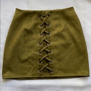 Windsor | Olive green mini skirt 🍸